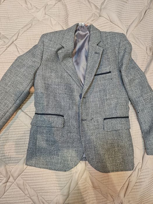 Продам два костюма и пиджак на мальчика.
