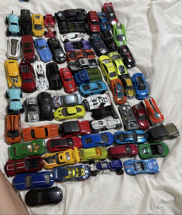 Коллекция из 60 металлических машинок Hot Wheels
