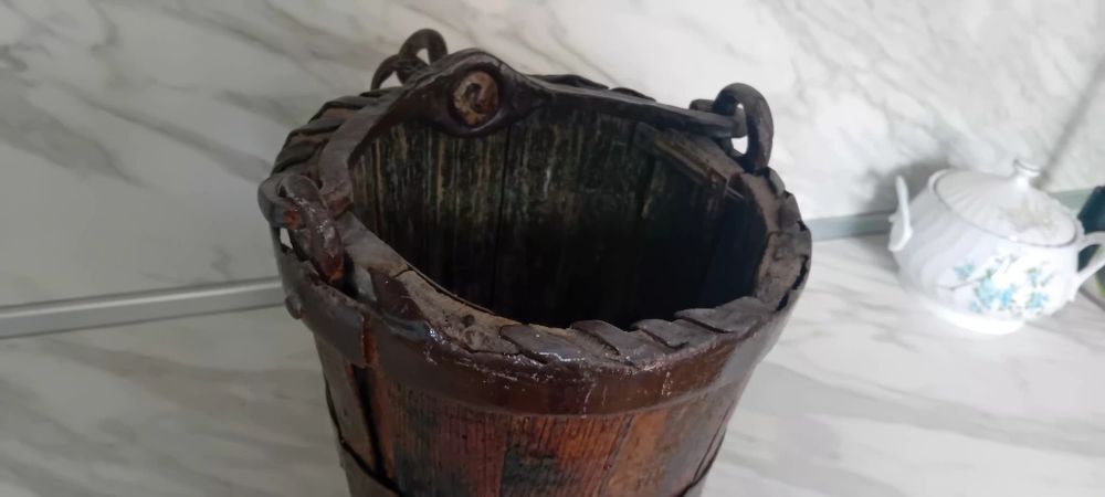 Голяма автентична кофа за вадене вода от геран.