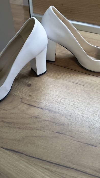 Бели обувки 38 номер