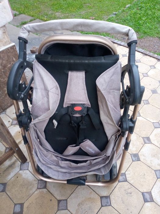 Bolalar kolyaskasi sotiladi