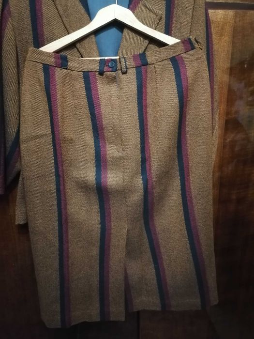Дамски вълнен костюм  с пола и сако с хастар