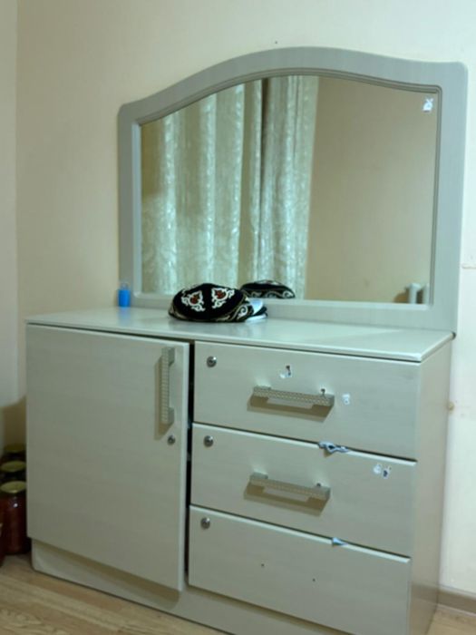Продам комод с зеркалом