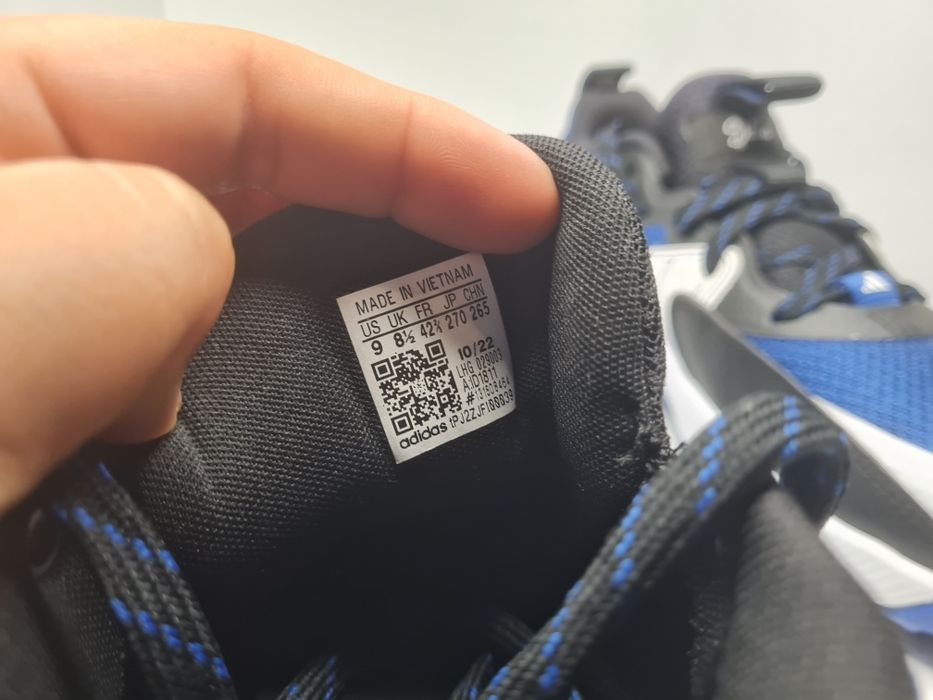 Маратонки Adidas Dame 

Чисто нови без кутия.

Размер 42 2/3 стелка 27 см.

Цена 45 евро.