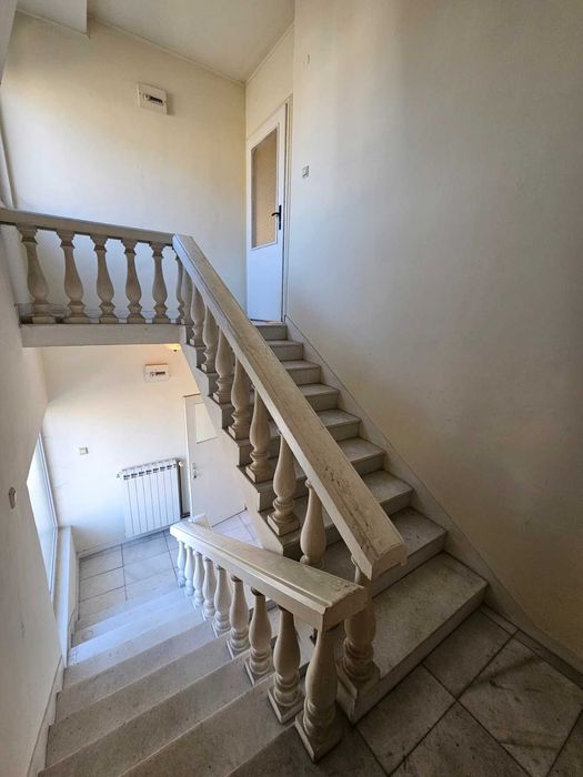 3-етажна къща с басейн и голям двор в квартал Каменица