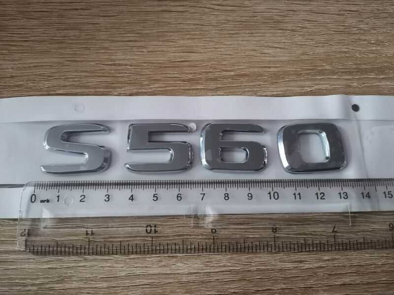 сребрист надпис Mercedes Benz S560
