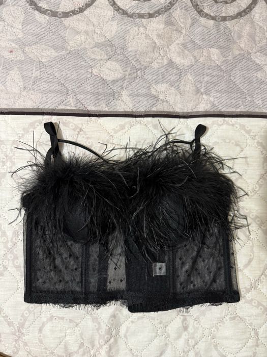 Черно бюстие с пера