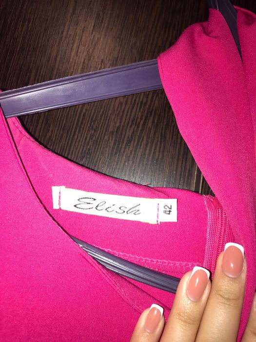 Ярко-розовое платье, длинная