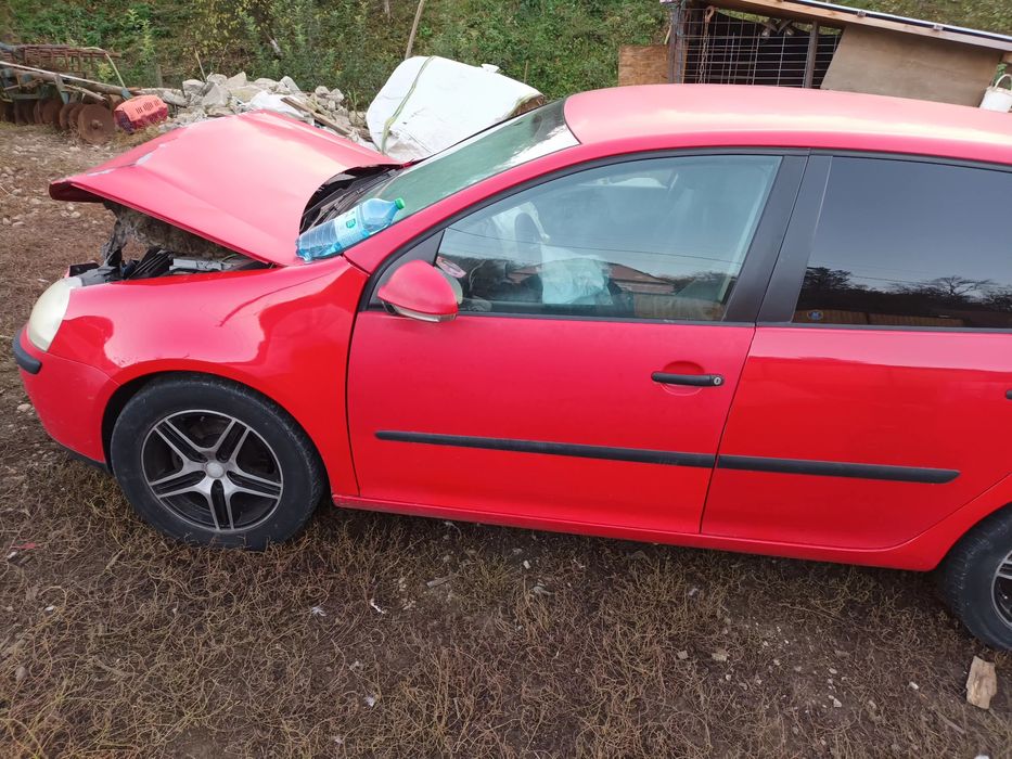 Vând Golf 5 1.9 diesel  ! AVARIAT !