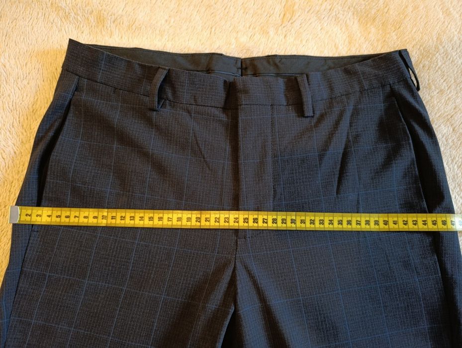 Pantaloni pentru dame, bleumarin în dungi, de la Mango