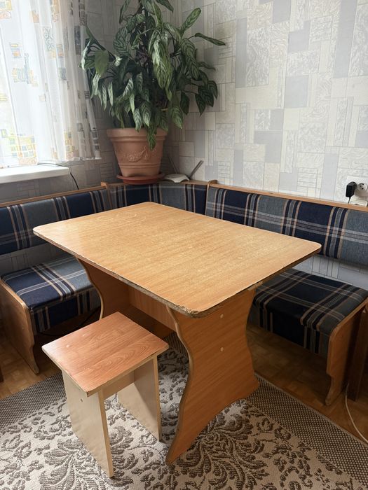 Уголок кухонный , диван и стол .