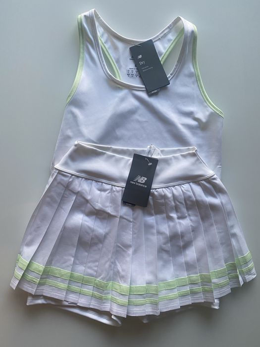 Alo Yoga тенис рокля и пола и потник New Balance