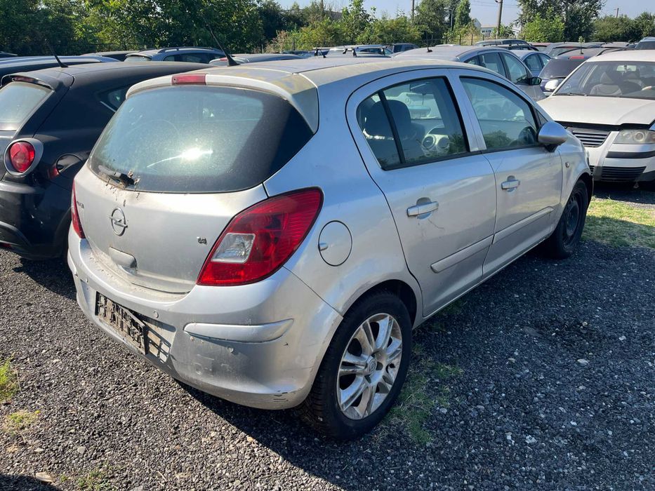 Dezmembrez Opel Corsa D 1,4 benzina gri argintiu 4 usi 2007