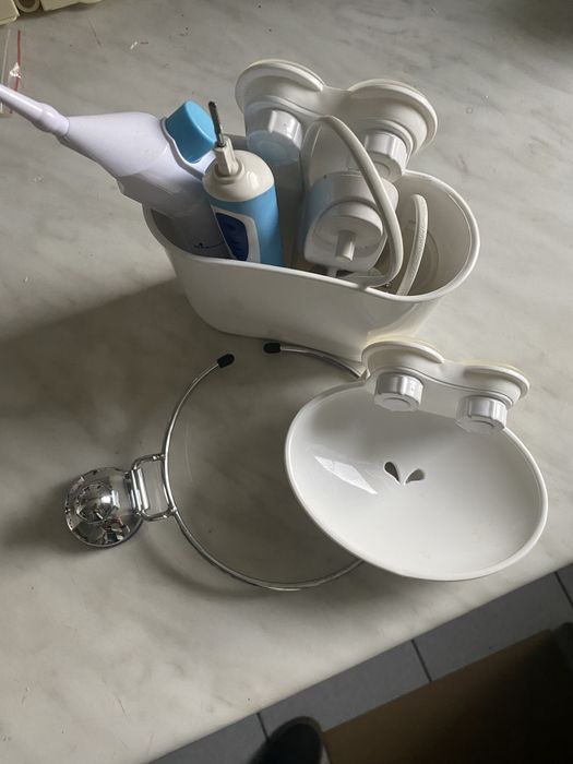 Set 4 piese pentru baie - suport savoniera, suport periute, pieptan, periuta electrica, irigator bucal