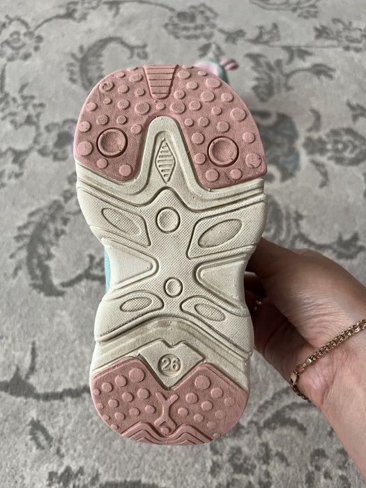 Продам детские кроссовки