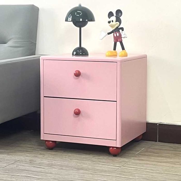 Мини тумбочка у кровати разного оттенка\Kichik tumba har-hil rangda