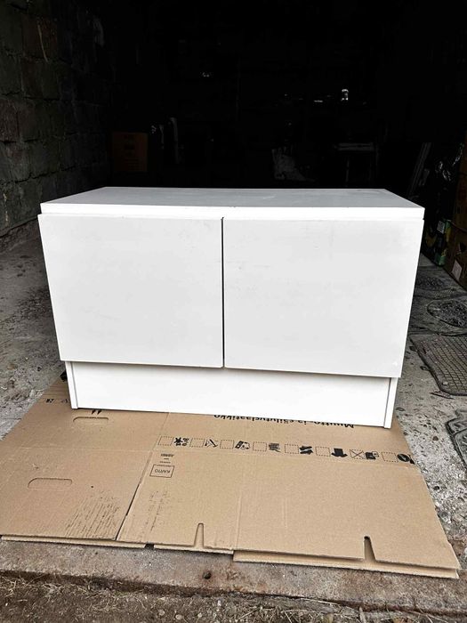 2 comode albe în stare bună