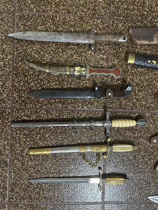 Колекция ножове и кортици