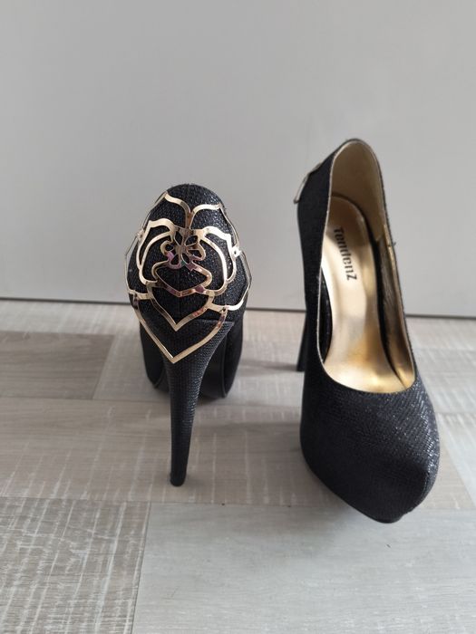 Високи токчета със златни цветя