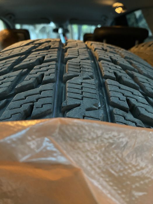 Продавам 4 гуми nokian 235 65 17