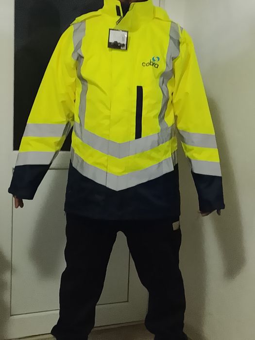 Vând geaca noua cu eticheta