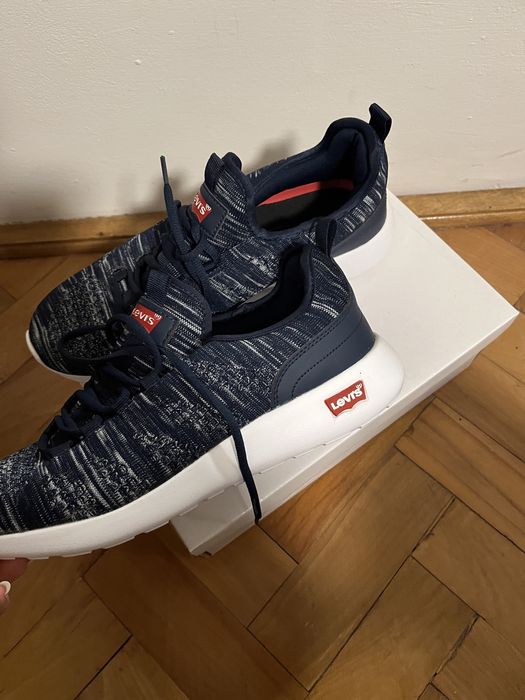 Adidasi Levi's 44