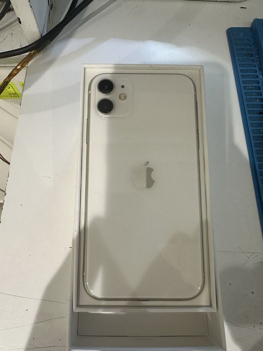 Продам iphone 11 64GB