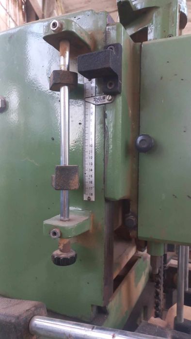 машина за пробиване на отвори за брави, и дръжки.