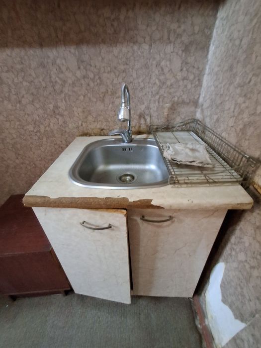 Кухонный гарнитур со шкафами и мойкой