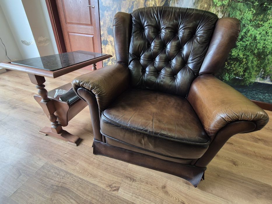 Честърфийлд от естествена кожа с маса за хол