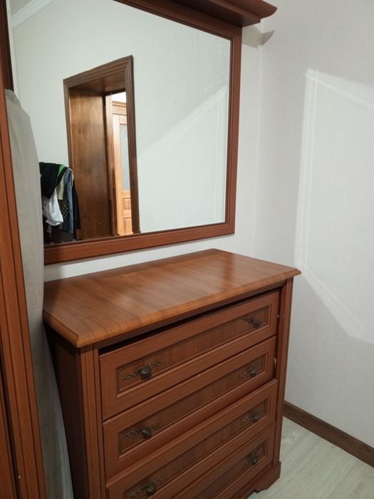 Продам шкаф плательный , комод с зеркалом.