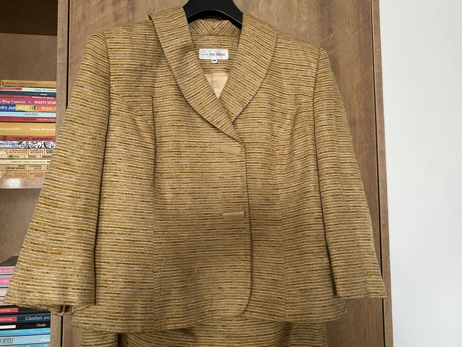 Costum fusta marime 46 sacou marime 44 Madame