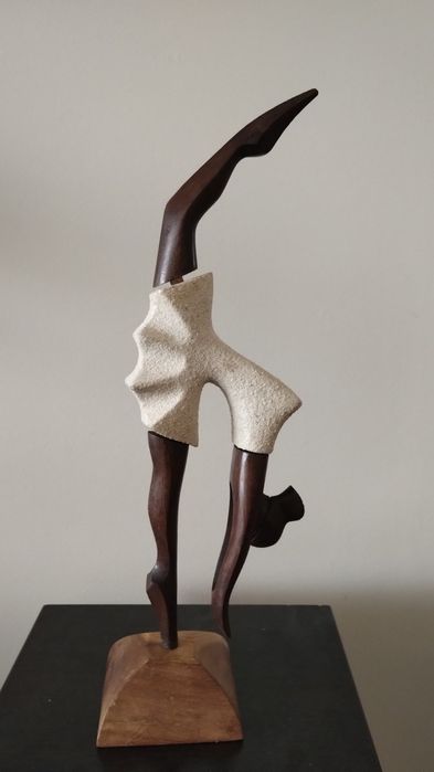 Прекрасна статуетка на балерина. Дърво.