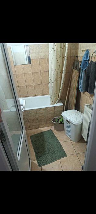 Vând garsonieră confort 1 de 28m² +2m² balcon pe dealul florilor zona standard la etajul 4 la 35000euro informații la Nr 0771495093