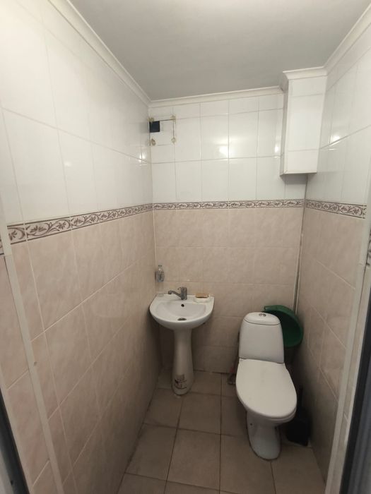 Помещении вдоль дороги