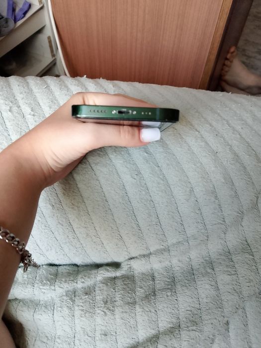 Продам айфон 13.