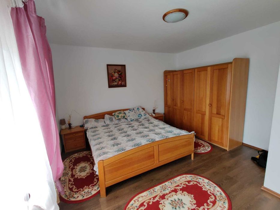Închiriez apartament 7 dormitoare,  2 livinguri,bucatarie 3 bai, 3 ter
