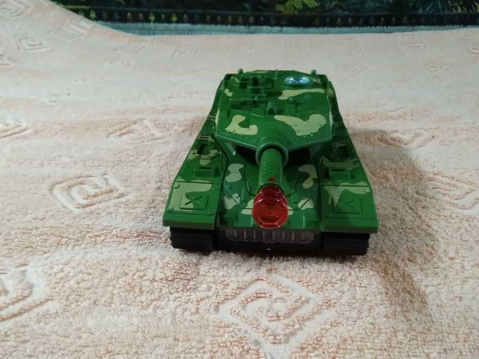 Игрушка танк,трансформер,все работает,звуковые,световые,