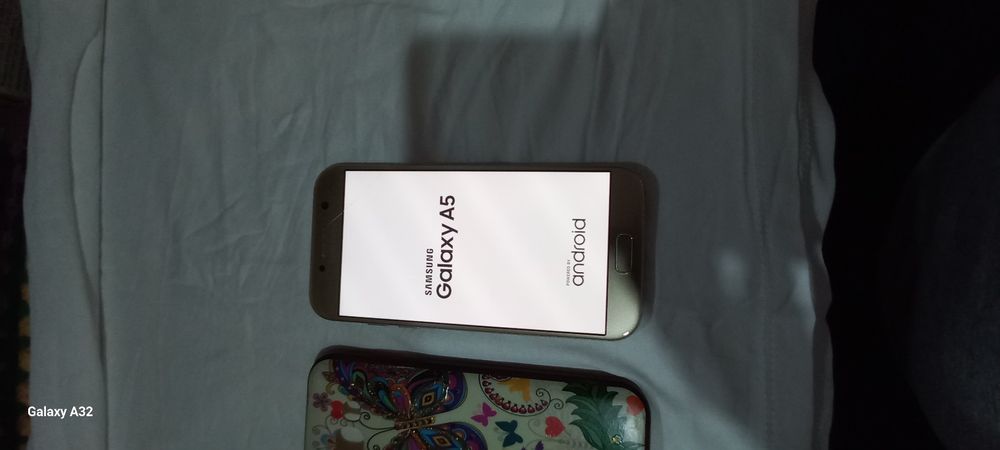 Samsung A5 отличны.