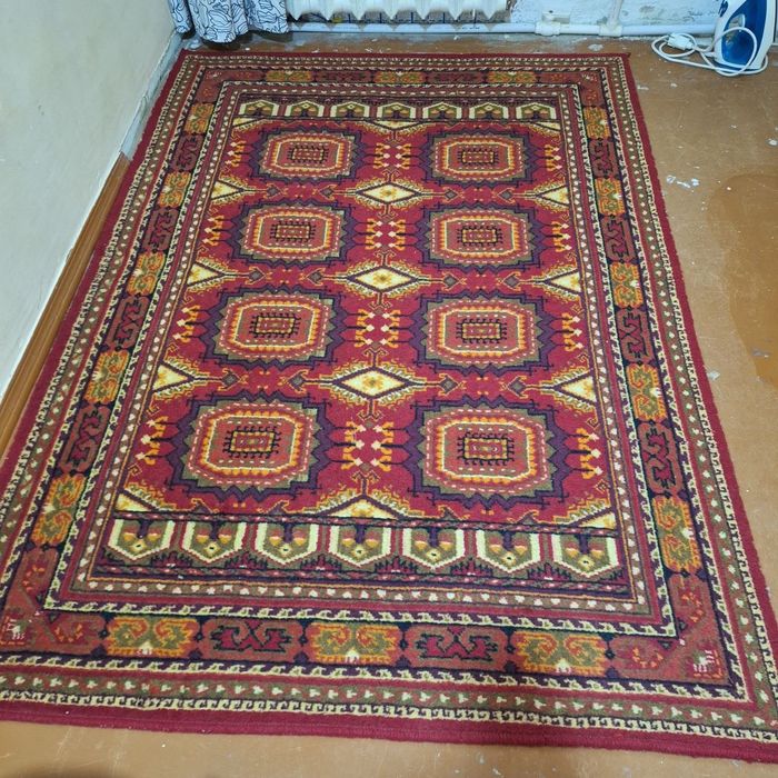 Ковры 2*4. 2*3 и небольшой красный