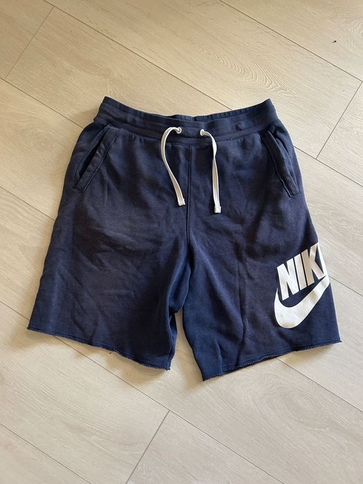 Vând pantaloni scurți Nike