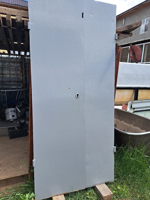 Дверь железа серый