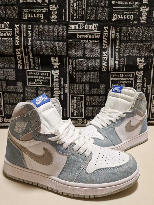 Air Jordan 1 Retro High OG Hyper Royal