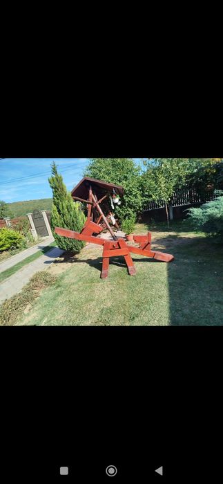 Vând balansoar rustic din lemn.
