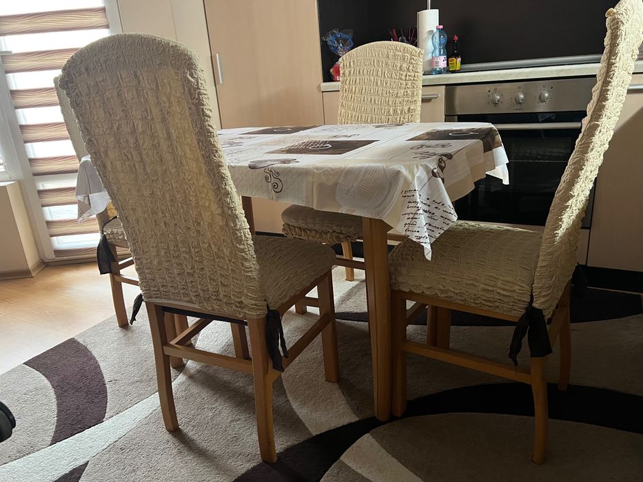 Маса с четири стола