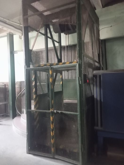 Продам грузовая лифта.