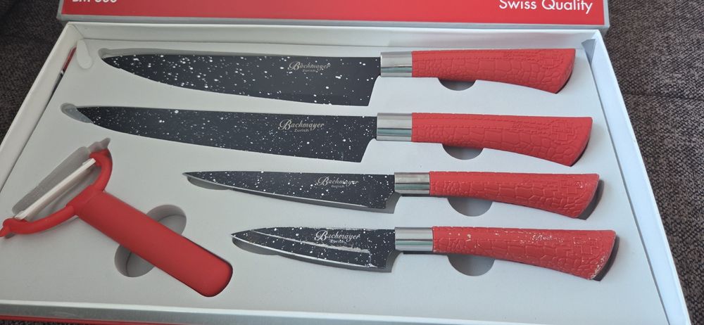 Комплект ножове червени