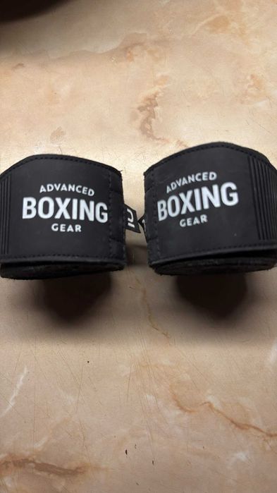 Set box Decathlon Outshock  100 – Sac de box gonflabil autoportant + mănuși 12 oz + bandaje