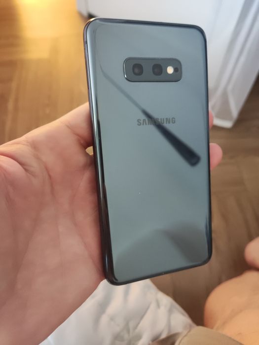 Смартфон Galaxy S10e ,  отличном состоянии.