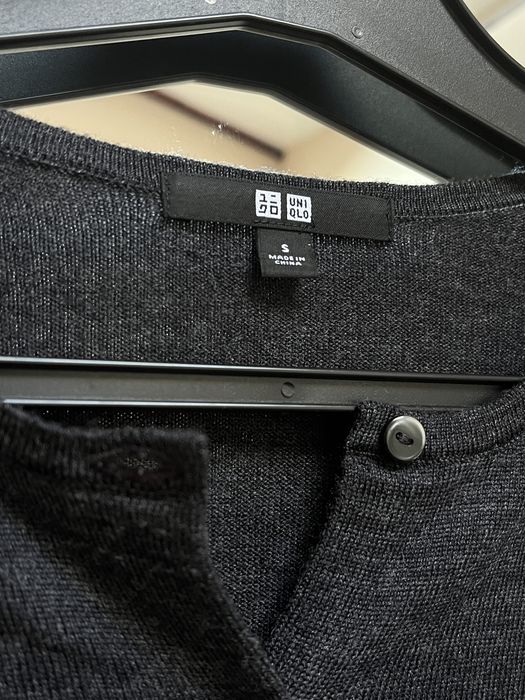 Uniqlo, cardigan gri, 100% lână merinos extra fină
